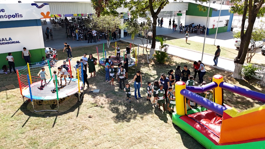 Crianças brincando no pula-pula e brinquedos infláveis