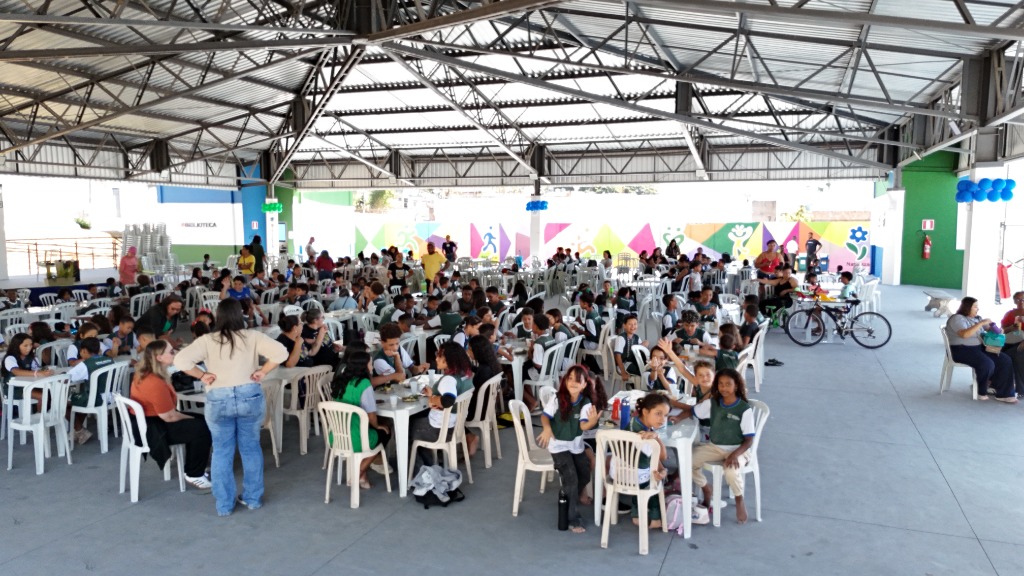 Alunos recebendo alimentação no refeitório móvel do evento