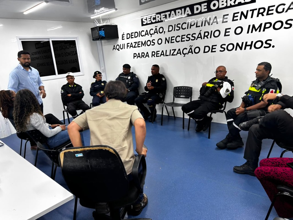 Servidores municipais participando de roda de conversa